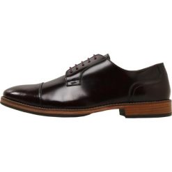 Kurt Geiger BERNARD Eleganckie buty wine. Czerwone buty wizytowe męskie marki Kurt Geiger, ze skóry. Za 629,00 zł.