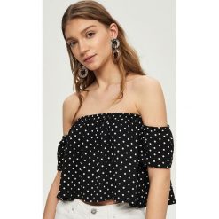 Crop top z odkrytymi ramionami - Czarny. Czarne topy damskie Sinsay, s, bez wzorów, bez kołnierzyka. W wyprzedaży za 9,99 zł.