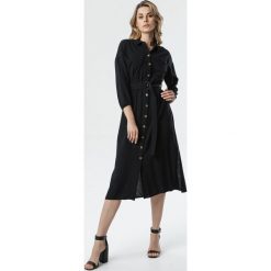 Czarna Sukienka Lyle. Czarne sukienki damskie Born2be, s, w paski, z koszulowym kołnierzykiem, bez rękawów, midi, koszulowe. Za 119,99 zł.