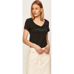 Calvin Klein Jeans - T-shirt. Białe bluzki damskie Calvin Klein Jeans, s, z nadrukiem, z bawełny, casualowe, bez kołnierzyka, z krótkim rękawem. Za 179,90 zł.