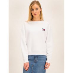 Bluza Tommy Jeans Logo DW0DW06814. Białe bluzy damskie Tommy Jeans, l, bez wzorów, z bawełny, bez rękawów, bez kaptura. W wyprzedaży za 259,00 zł.