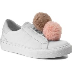 Sneakersy TAMARIS - 1-23734-38 White 100. Białe półbuty damskie Tamaris, bez wzorów, z zamszu, bez obcasa, na płaskiej podeszwie, bez zapięcia. W wyprzedaży za 159,00 zł.