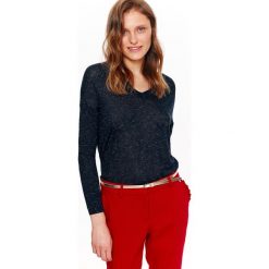 Luźny sweter z błyszczącą nitką. Niebieskie swetry damskie Top Secret, na lato, bez wzorów, z dzianiny, z długim rękawem, długie, bez kaptura. W wyprzedaży za 39,99 zł.