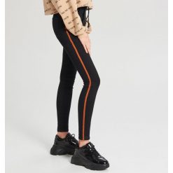 Jeansy high waist z lampasem - Czarny. Czarne jeansy damskie Cropp, bez wzorów, z jeansu, z podwyższonym stanem. Za 89,99 zł.