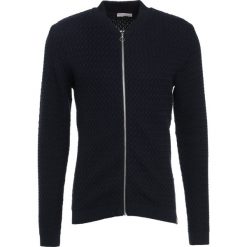 Knowledge Cotton Apparel SMALL DIAMOND CARDIGAN Kardigan dark blue. Niebieskie kardigany męskie marki Knowledge Cotton Apparel, m, z bawełny. Za 509,00 zł.