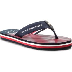 Japonki TOMMY HILFIGER - Essential Stripe Beach Sandal FW0FW02378 Midnight 403. Niebieskie klapki damskie TOMMY HILFIGER, bez wzorów, ze skóry, bez obcasa. W wyprzedaży za 99,00 zł.