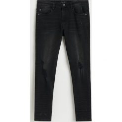 Spodnie jeansowe skinny - Szary. Szare spodnie męskie Reserved, bez wzorów, z jeansu. Za 99,99 zł.