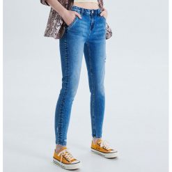 Jeansy Comfort - Niebieski. Niebieskie jeansy damskie Cropp. W wyprzedaży za 59,99 zł.