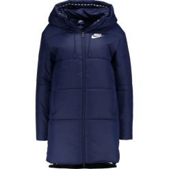 Nike Sportswear Płaszcz zimowy binary blue/white. Niebieskie płaszcze damskie zimowe marki Nike Sportswear, xs, z materiału. W wyprzedaży za 374,25 zł.