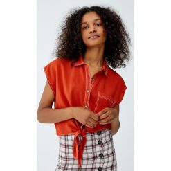 Koszula z kontrastowymi szwami i węzłem. Różowe koszule body damskie marki Pull&Bear, z kontrastowym kołnierzykiem. Za 62,90 zł.