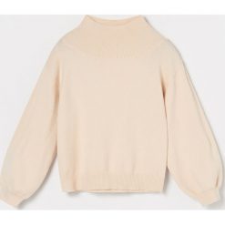 Sweter z baloniastymi rękawami -. Swetry damskie Reserved, bez wzorów, bez rękawów, bez kaptura. Za 59,99 zł.