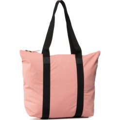 Torebka RAINS - Tote Bag Rush 1225 Coral 38. Pomarańczowe torebki klasyczne damskie Rains, bez wzorów, z materiału, bez dodatków. W wyprzedaży za 119,00 zł.