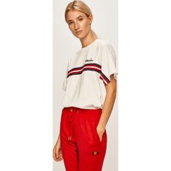 Ellesse - T-shirt. Białe topy damskie Ellesse, z aplikacjami, z bawełny, z okrągłym kołnierzem. W wyprzedaży za 99,90 zł.