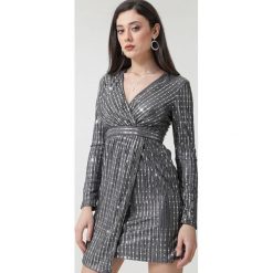 Srebrna Sukienka Reem. Szare sukienki damskie Born2be, na sylwestra, s, z aplikacjami, z materiału, wizytowe, bez kołnierzyka, bez rękawów, mini, kopertowe. Za 179,99 zł.