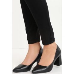 Czarne Czółenka Symmetric. Czarne buty ślubne damskie Born2be, ze skóry, ze szpiczastym noskiem, na niskim obcasie, na słupku. Za 39,99 zł.
