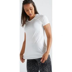 Koszulka fitness krótki rękaw 500 damska. Białe t-shirty damskie DOMYOS, bez wzorów, z elastanu, bez kołnierzyka, z krótkim rękawem, krótkie, bez kaptura, na fitness i siłownię. Za 39,99 zł.