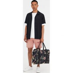 Bermudy z przetarciami. Różowe bermudy męskie marki Pull&Bear, m. Za 49,90 zł.