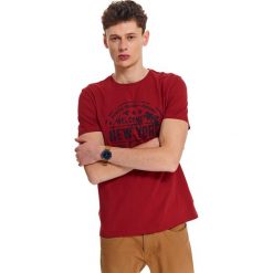 T-shirt z nadrukiem. Czerwone t-shirty męskie Top Secret, na lato, s, z nadrukiem, z bawełny, bez kołnierzyka, krótkie. W wyprzedaży za 29,99 zł.