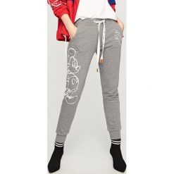 Spodnie dresowe damskie: Spodnie dresowe mickey mouse – Szary