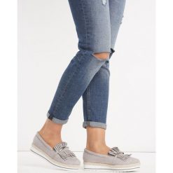 Szare Mokasyny Omra. Szare mokasyny damskie Born2be, bez wzorów, ze skóry, z okrągłym noskiem, bez obcasa, na obcasie, bez zapięcia. Za 69,99 zł.