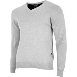 Sweter w kolorze szarym. Szare swetry męskie Outhorn, m, bez wzorów, z bawełny, bez kołnierzyka, bez kaptura. W wyprzedaży za 84,95 zł.