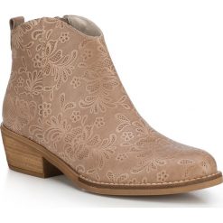 Buty damskie. Czarne botki damskie Wittchen, ze skóry, na wysokim obcasie, na słupku, bez zapięcia. W wyprzedaży za 489,90 zł.