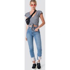 Spodnie damskie: NA-KD Jeansy z rozdarciami - Blue