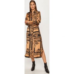 Vero Moda - Sukienka. Pomarańczowe sukienki damskie Vero Moda, na co dzień, s, w paski, z poliesteru, casualowe, bez kołnierzyka, z długim rękawem, długie, maxi, proste. W wyprzedaży za 99,90 zł.