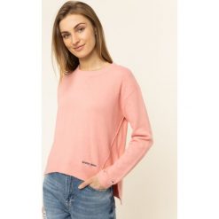 Sweter Tommy Jeans Side Stitch Detail DW0DW08285. Różowe swetry damskie Tommy Jeans, l, bez wzorów, z elastanu, klasyczne, bez rękawów, bez kaptura. W wyprzedaży za 279,00 zł.