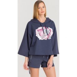 BLUZA EA7 Emporio Armani. Niebieskie bluzy damskie EA7 Emporio Armani, s, z nadrukiem, z bawełny, bez rękawów, bez kaptura. Za 383,40 zł.