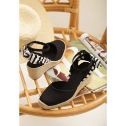Czarne Espadryle Taliah. Czarne koturny damskie Born2be, w paski, bez obcasa, na koturnie. Za 79,99 zł.