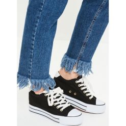 Missguided - Tenisówki. Czarne trampki i tenisówki damskie marki Missguided, z gumy, na sznurówki. W wyprzedaży za 49,90 zł.