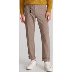 Spodnie w kratę slim fit - Beżowy. Brązowe spodnie męskie Reserved, m, bez wzorów. Za 129,99 zł.
