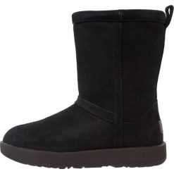 Buty zimowe damskie: UGG CLASSIC SHORT WATERPROOF Botki black