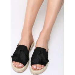 Czarne Klapki Majorelle Garden. Czarne espadryle damskie marki Born2be, z materiału, na obcasie. Za 29,99 zł.