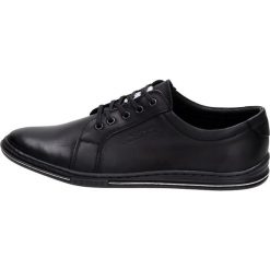 Skórzane POLSKIE buty męskie POLBUT 320 BK/BK. Czarne półbuty męskie POLBUT, bez wzorów, z materiału, klasyczne, bez zapięcia. W wyprzedaży za 159,00 zł.