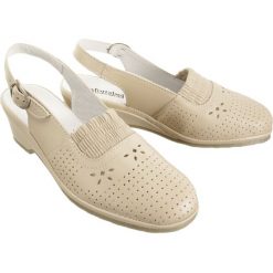 COMFORTABEL 720054-8 sand, sandały damskie. Koturny damskie Comfortabel, w paski, ze skóry, bez obcasa, na koturnie, z paskami. W wyprzedaży za 206,90 zł.