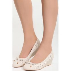 Beżowe Koturny Tantalizing. Brązowe czółenka marki Born2be, z okrągłym noskiem, na koturnie. Za 69,99 zł.