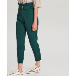 Spodnie z wysokim stanem z paskiem - Khaki. Brązowe spodnie damskie Cropp, z podwyższonym stanem. Za 99,99 zł.