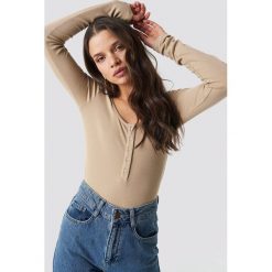 NA-KD Top w prążki Henley - Beige. Brązowe topy damskie NA-KD, bez wzorów, z okrągłym kołnierzem. Za 100,95 zł.