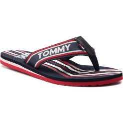 Japonki TOMMY JEANS - Pop Webbing Beach Sandal EN0EN00468 Midnight 403. Niebieskie klapki damskie Tommy Jeans, bez wzorów, z jeansu, bez obcasa. W wyprzedaży za 109,00 zł.