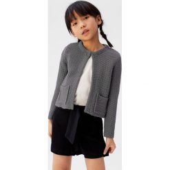 Mango Kids - Kardigan dziecięcy Mossy 110-164 cm. Szare swetry dziewczęce Mango Kids, bez wzorów, z bawełny, bez kołnierzyka, bez rękawów, bez kaptura. W wyprzedaży za 79,90 zł.