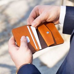 Skórzany cienki portfel męski z bilonówką SOLIER SW16 SLIM jasny brąz - jasny brąz. Portfele męskie Solier, bez wzorów, ze skóry. Za 69,99 zł.