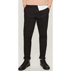 Chinosy męskie: Eleganckie spodnie carrot fit – Czarny