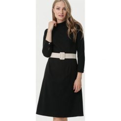 Czarna Sukienka Kealba. Czarne sukienki damskie Born2be, na zimę, s, w paski, z golfem, długie, midi, proste. Za 89,99 zł.