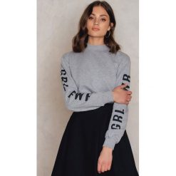 Bluzy rozpinane damskie: Josefin Ekström for NA-KD Bluza z nadrukiem na rękawach GRL PWR - Grey