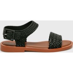 Melissa - Sandały. Czarne klapki damskie Melissa, bez wzorów, z materiału, bez obcasa, na obcasie. W wyprzedaży za 159,90 zł.