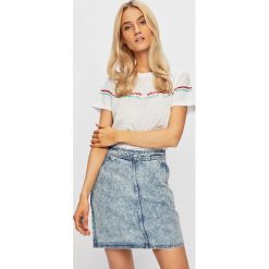 Pepe Jeans - Top Lola by Dua Lipa. Białe bluzki damskie Pepe Jeans, s, z nadrukiem, z bawełny, z okrągłym kołnierzem. W wyprzedaży za 79,90 zł.