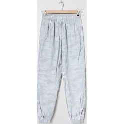 Spodnie jogger z odblaskowej tkaniny - Szary. Szare spodnie damskie House, s, z tkaniny. Za 129,99 zł.