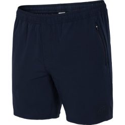 Spodenki treningowe męskie SKMT004 - granatowy ciemny. Niebieskie spodenki sportowe męskie marki 4f, na lato, m, z elastanu, na fitness i siłownię. W wyprzedaży za 99,99 zł.